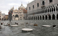 Venecia, asediada por las lluvias, amanece inundada, al punto de desaparecer bajo el mar
